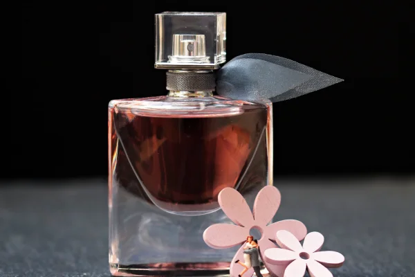 Perfume en frasco de vidrio y elegante