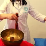 Terapia con un cuenco tibetano vibroacústio sobre el cuerpo del paciente