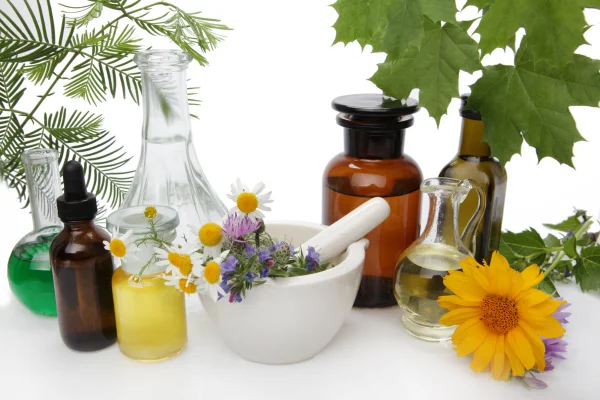 Medicina natural con plantas, aceites, extractos y frascos