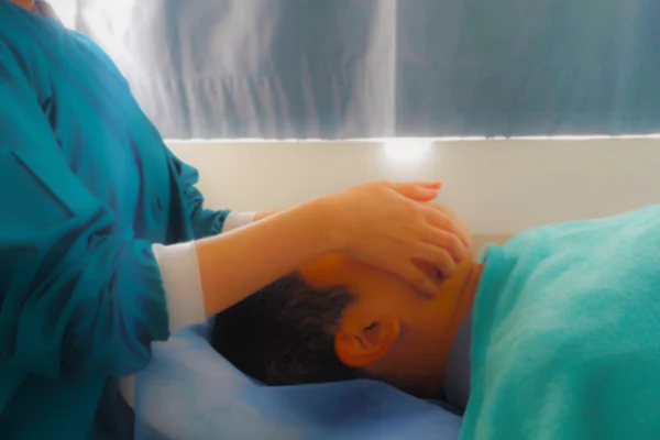 masaje facial donde terapeuta trabaja la mandíbula de su paciente