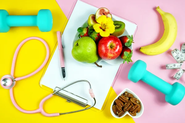 blog de salud, bienestar y consejos médicos mostrando un fonendoscopio, pesas, comida saludable y un bloc de notas