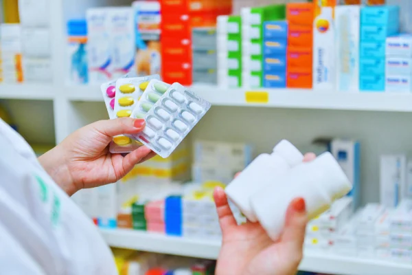 manos sosteniendo medicamentos y farmacos