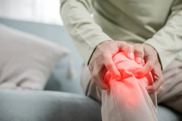 artrosis indicando a persona con dolor de rodilla