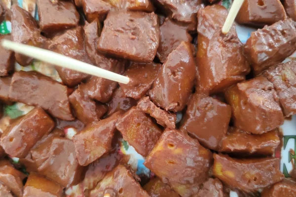 golosinas de mango en trozos con chocolate mayor al 80% de cacao