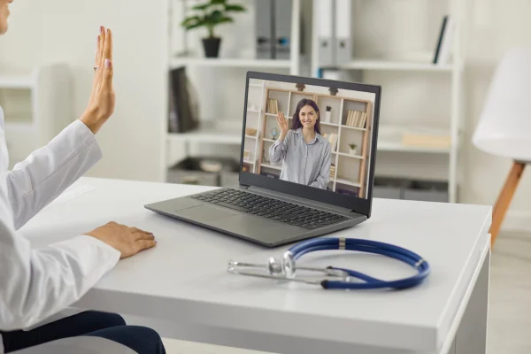 consulta medica en linea con paciente en la pantalla de computador del doctor